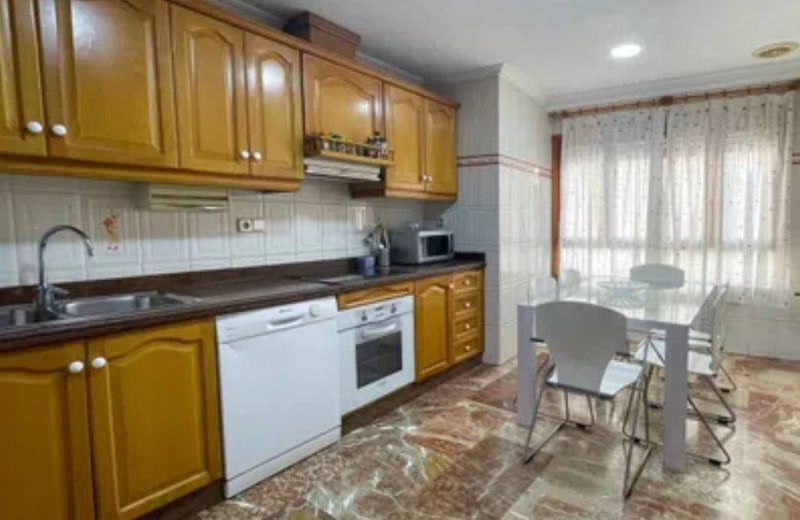 Location longue durée d’un duplex spacieux, 210 m², avec 4 chambres et une cheminée, Elche, Espagne